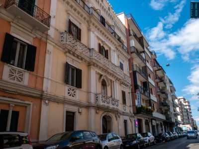 Ma � la facciata ocra e bianca del palazzo principale che fa comprendere l�unicit� e l�eleganza di questo insolito edificio
